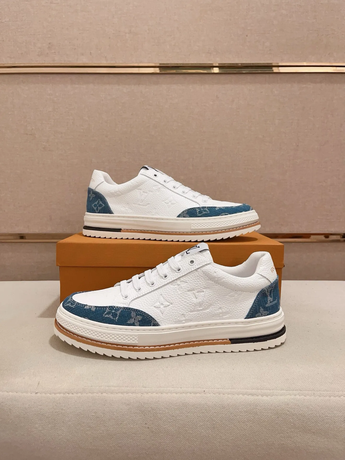 Men's shoes💰 400💰Louis Vuitton (Louis Vuitton/LV) top 🔍🔍 new models are on sale at the same time, the upper 🇮🇹 imported first-layer cowhide from Italy, fully imported sheepskin lining 💪💪, completely 1⃣️ to 1 ⃣️Re-engraved🇮🇹💪💪, ⚠Sole: The original sole is specially provided by the original factory, the exclusive movable molded sole is super comfortable, ⚠The original factory follows the order, 🔍🔍high quality, you can enter and exit the counter at will, welcome to compare⚠. Code number: 38-44. Can be customized for 45 non-refundable!